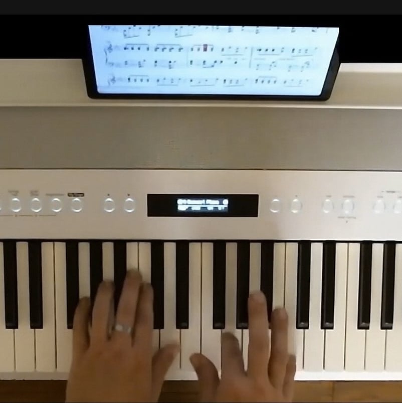Este es un piano de escenario actual de Roland FP-90X. Conexión a la tableta a través de Bluetooth.